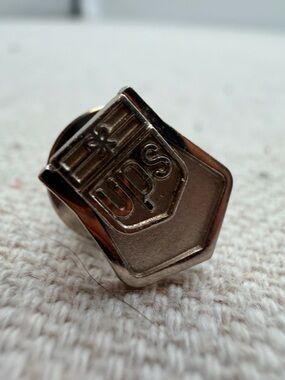 UPS Pin